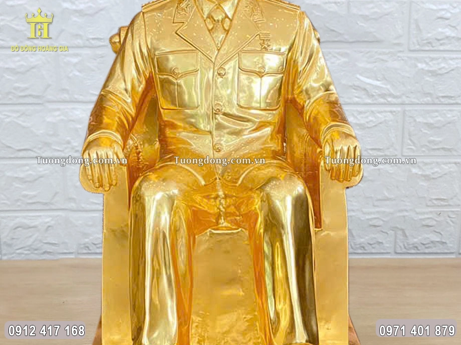 Bác được đúc theo dáng ngồi uy nghiêm